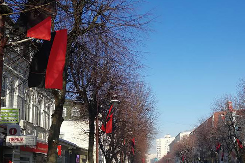 В травні Хмельницький двічі вивішуватиме червоно-чорні прапори