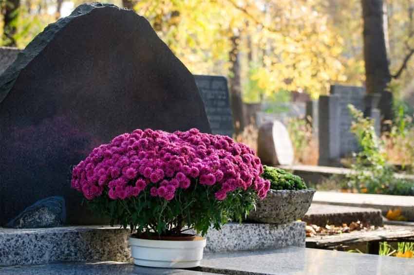 Жителів Хмельницької громади закликають не нести на кладовища штучні квіти