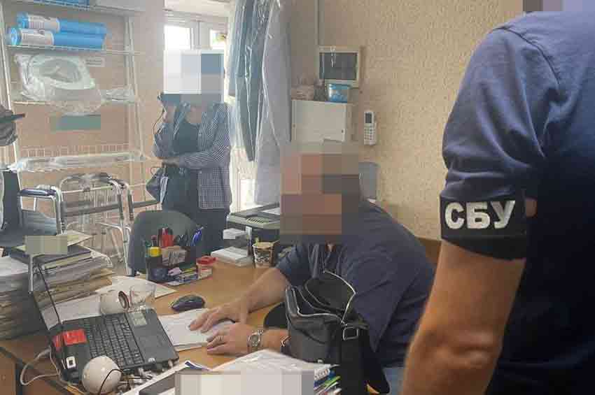 У Хмельницькому затримали двох чоловіків, які налагодили схему переправлення осіб через державний кордон