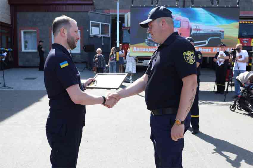 З нагоди Дня Конституції України відзначили рятувальників Хмельниччини