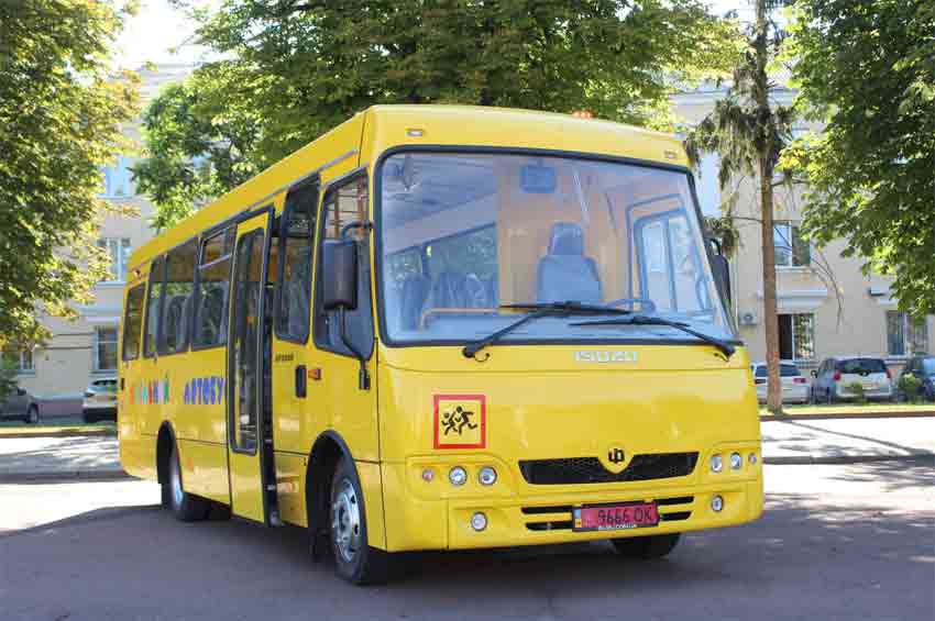 Хмельниччина отримала новий шкільний автобус від міжнародних партнерів