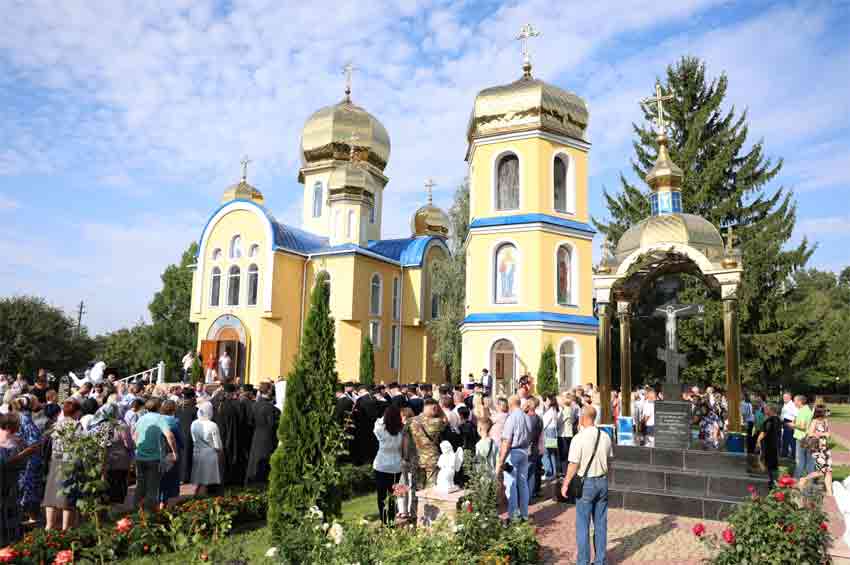 Митрополит Епіфаній на Хмельниччині освятив дзвіницю та помолився за полеглих воїнів