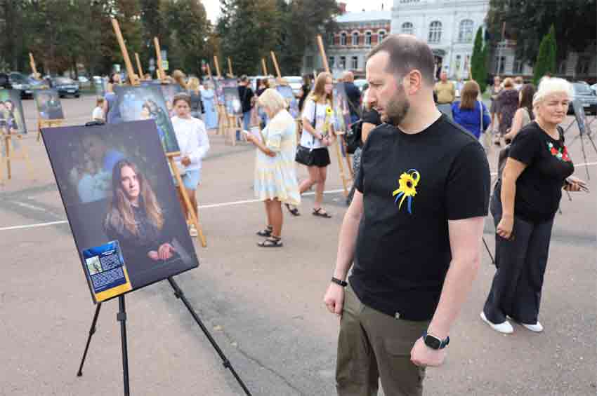 Вшанували пам’ять тих, хто віддав своє життя за свободу України: у Хмельницькому презентували фотовиставку