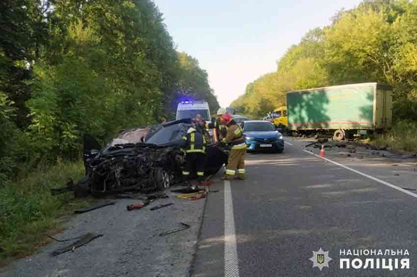 На Хмельниччині загинув водій та 22-річна пасажирка в результаті зіткнення легковика з вантажівкою 