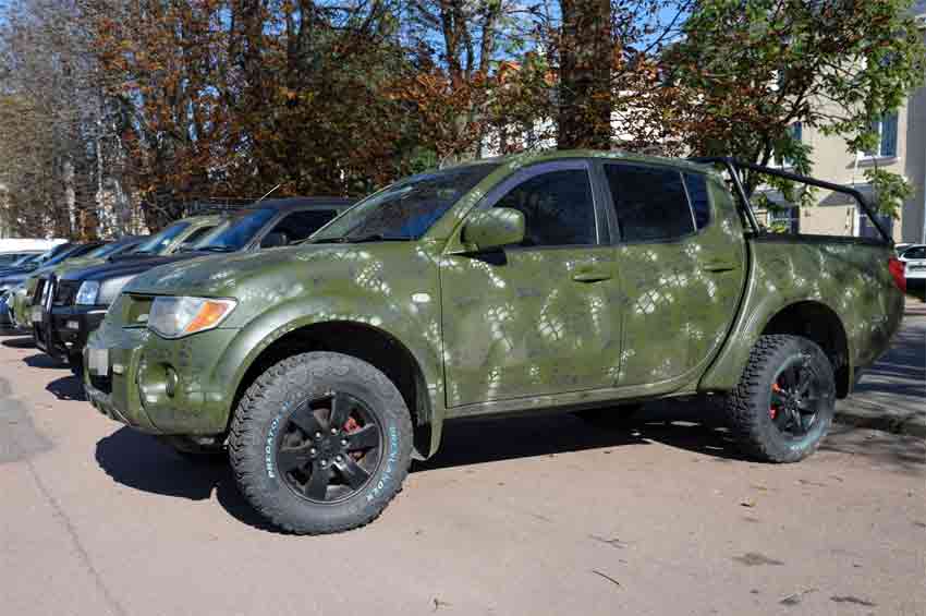 На Хмельниччині благодійники передали військовим 12 автівок