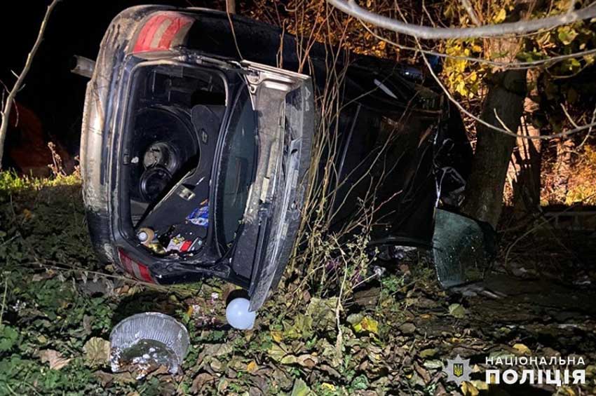 На Дунаєвеччині п'яний водій зʼїхав у кювет, після чого автомобіль перекинувся