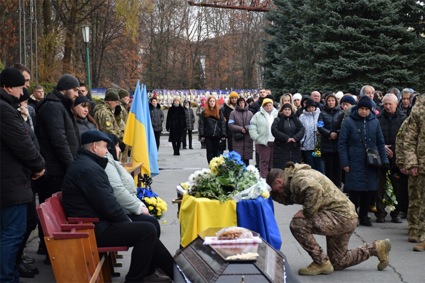 Шепетівська громада провела у засвіти молодого воїна Юрія Гриня: родина на війні втратила другого сина