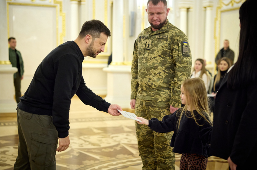 Президент вручив сертифікат на квартиру Герою України Дмитру Олексюку з Хмельниччини