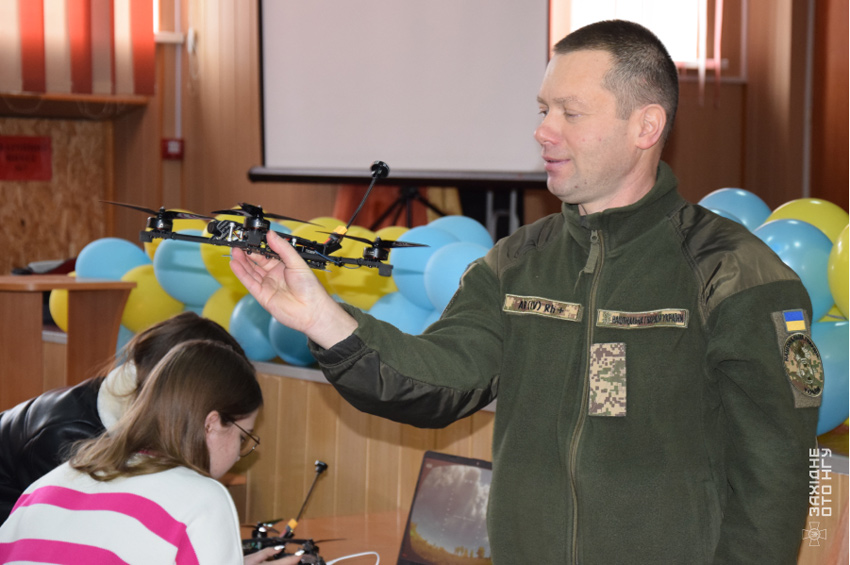 Хмельницькі гвардійці розповіли місцевим школярам про роль безпілотників на полі бою