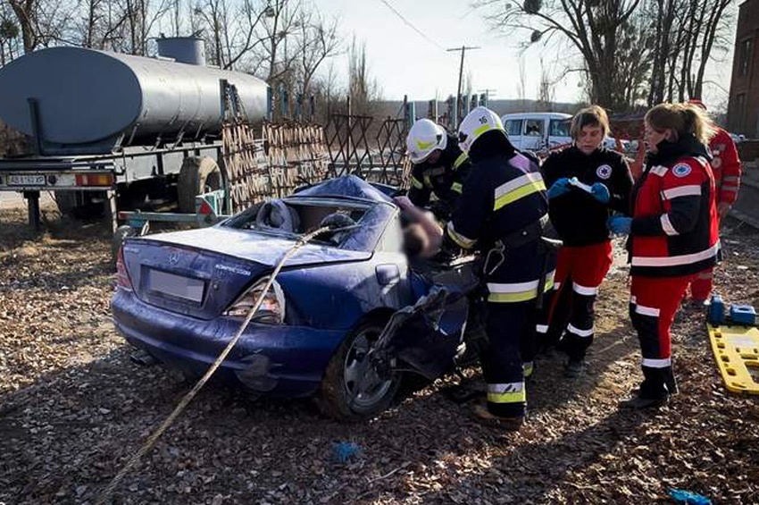 На Хмельниччині внаслідок ДТП в автомобілі згоріла 24-річна поліцейська