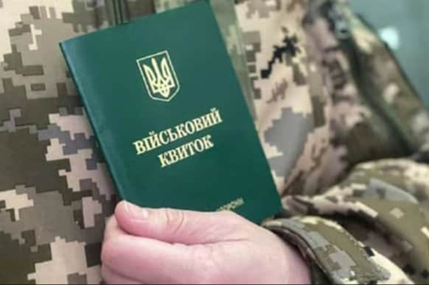 У Хмельницькому двоє чоловіків під час перевірки документів напали на співробітника ТЦК