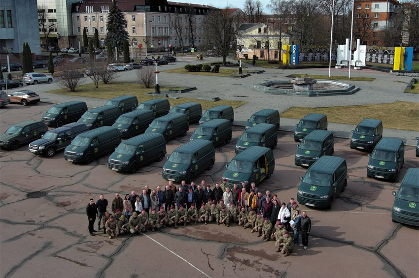 На Хмельниччині десантно-штурмовим військам ЗСУ передали 26 автомобілів